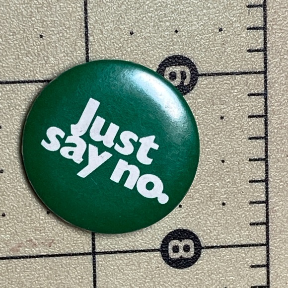 Lot of 9 Vintage pinbacks. - Picture 5 of 5